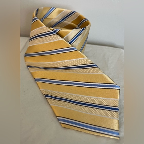 EUC Croft & Barrow Men’s Silk Tie Yellow w/Blue Stripe Pattern; Approx 3” x 60” - Picture 1 of 8